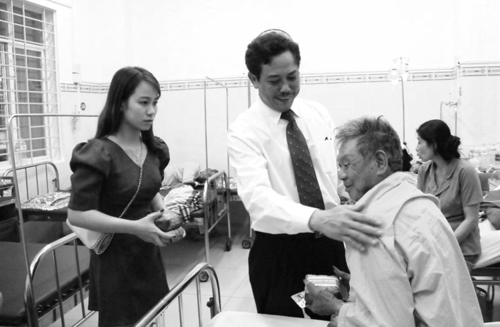 14 DÂN NGUYệN Người thầy thuốc đau đáu xây dựng bệnh viện thân thiện, gần gũi nhân dân Trong suốt gần 20 năm công tác tại Bệnh viện đa khoa khu vực Long Khánh, tỉnh Đồng Nai, từ lúc còn là một bác sĩ