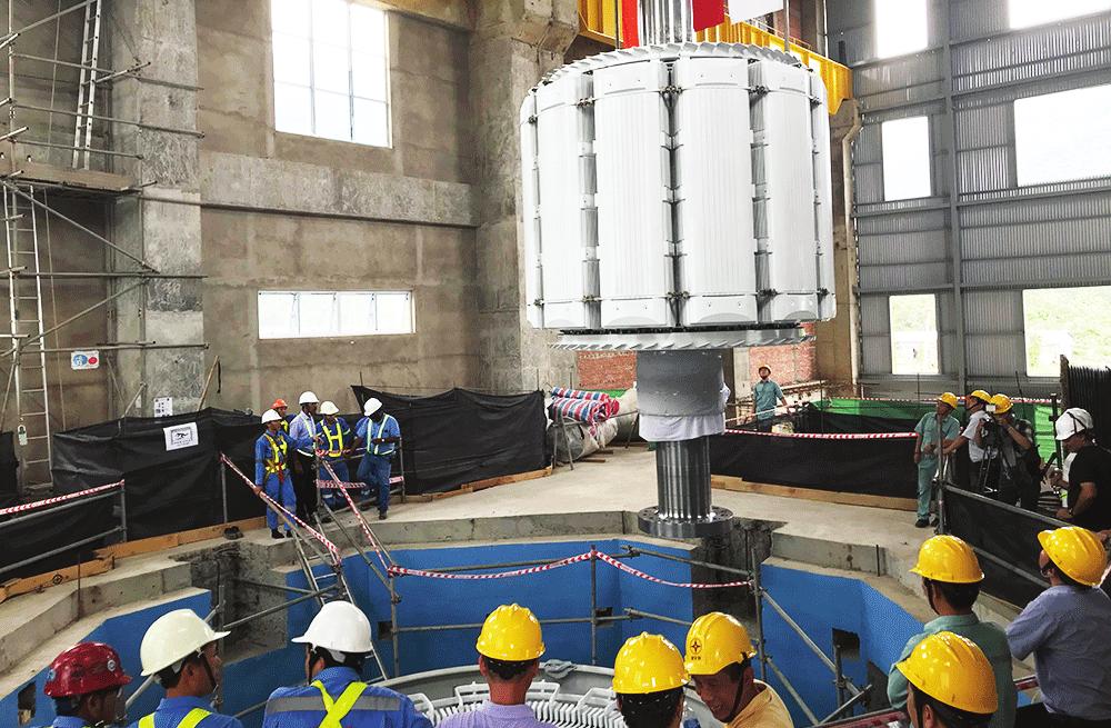 Hạ thành công rotor tổ máy Thủy điện Đa Nhim mở rộng Công ty CP Thủy điện Đa Nhim Hàm Thuận Đa Mi phối hợp với các nhà thầu tổ chức hạ rotor tổ máy này, ngày 8/8.