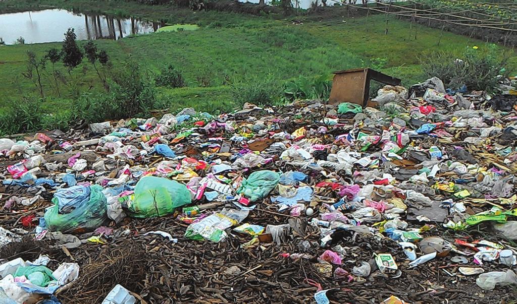 Hieän traïng moâi tröôøng noâng thoân Chöông 3 Tuy nhiên, do thành phần CTR sinh hoạt nông thôn chủ yếu là rác hữu cơ, chứa lượng nước rác lớn và lẫn các tạp chất khó phân hủy như bao bì thuốc BVTV,