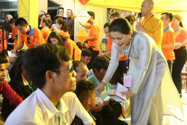 Từ thiện 800 phần quà trao đến với người khuyết tật tỉnh Thừa Thiên Huế Vừa qua, trong chương trình khóa tu Hương sen đầu hạ tại Niệm Phật đường Trừng Hà với chủ đề Ánh Sáng Nội Tâm do giáo hội Phật