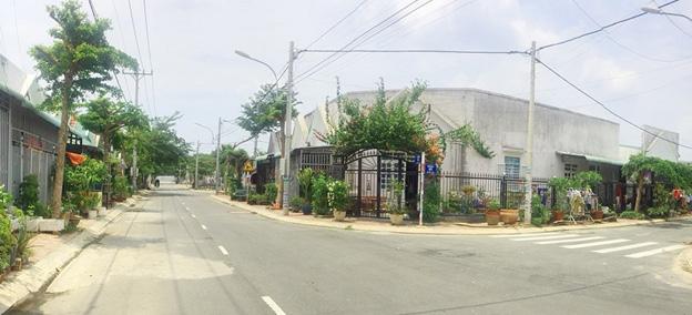 Tọa lạc ngay mặt tiền quốc lộ 14, phường Chánh Phú Hòa, khu đô thị RichHome được xây dựng hoàn chỉnh với hàng trăm căn nhà phố khang trang cùng những hàng cây xanh mát.