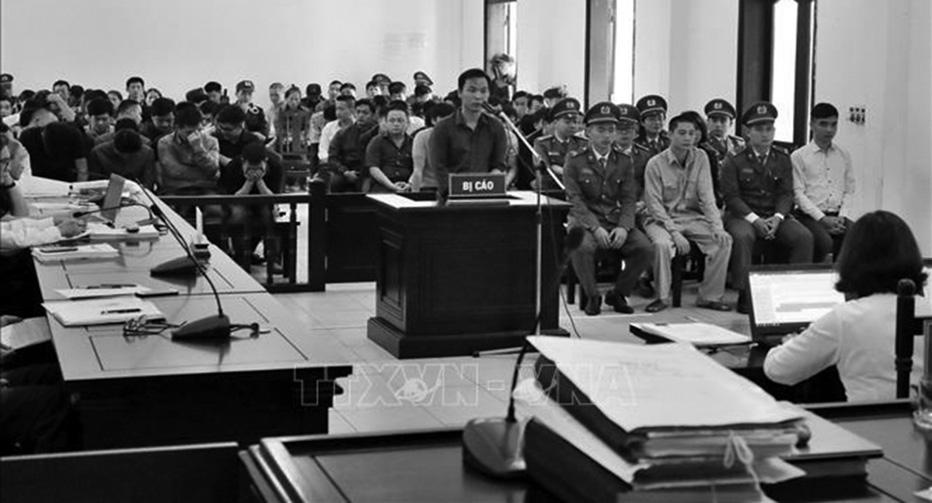 Minh chứng có thể thấy rõ trong đời sống chính trị xã hội Việt Nam, từ sự dân chủ, cởi mở trên diễn đàn của Quốc hội đến hoạt động tại các khu vực dịch vụ công hay sự bùng nổ của internet (Trang 5)