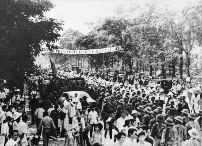 tại Việt Nam Sáng 30/4, đoàn xe tăng lao qua cổng chính Dinh
