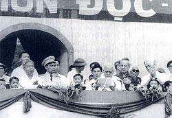 Lễ mừng miền Nam hoàn toàn giải phóng tại Thành phố Sài Gòn (15-5-1975).