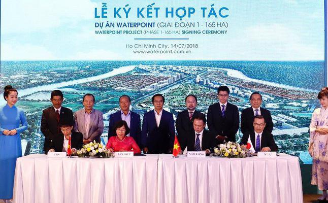 Trong khi đó, Sơn Kim Land đã ký thỏa thuận hợp tác với Quốc Lộc Phát về việc phát triển dự án Metropole Thủ Thiêm, cùng với ngân hàng Vietcombank.