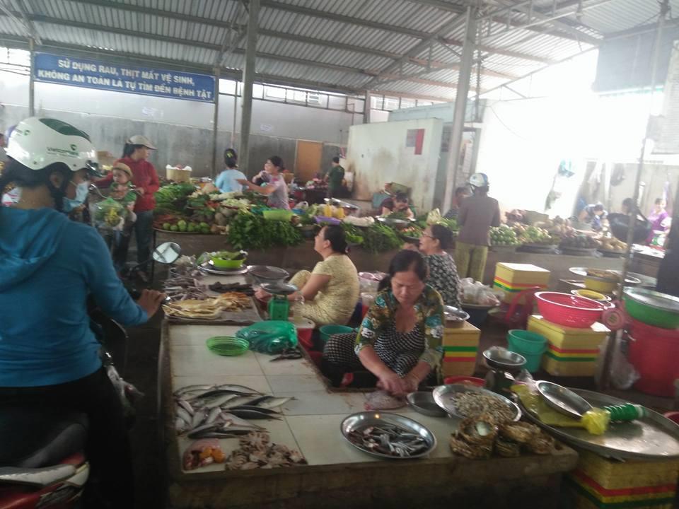 Chợ truyền thống Cầu Bà Mụ: Bên tre Nguồn: Ảnh chụp của