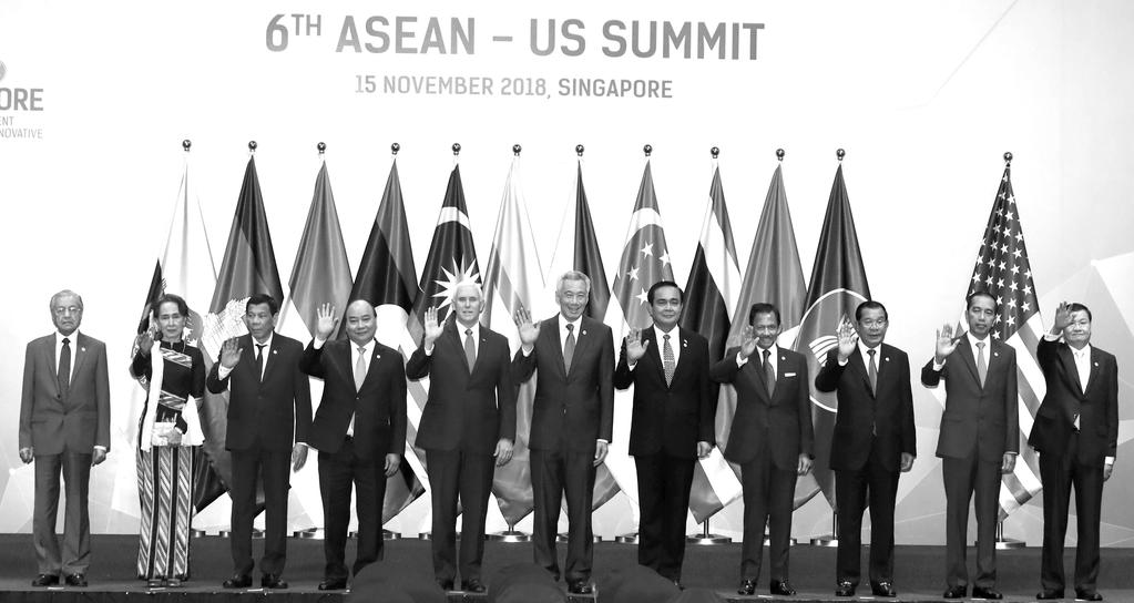 20 Mỹ công bố hỗ trợ 60 tỉ USD phát triển hạ tầng khu vực ASEAN Ngày 15/11, Mỹ công bố hỗ trợ 60 tỉ USD phát triển hạ tầng khu vực, để ngỏ khả năng xây dựng FTA song phương với các nước ASEAN, tiếp