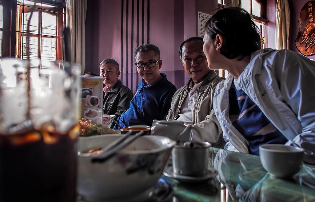 ĐÀ LẠT - Chuyện Tình của BBH & MQ Tối hôm thứ tư, PMC gọi, bảo sẽ mời cả bọn đi ăn sáng, hẹn nhau 8 giờ sáng ở quán cà phê Nhật Nguyệt - trên con đường Trần Lê.