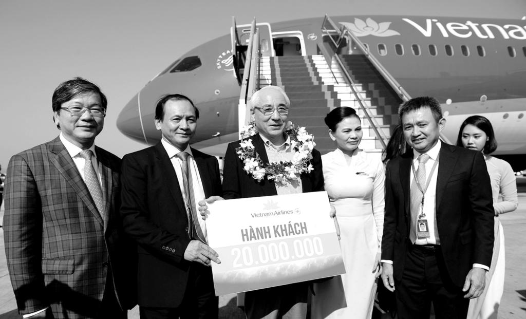 Vietnam Airlines chốt năm với hơn 20 triệu lượt khách Hôm 7/12, tại Cảng Hàng không Quốc tế Nội Bài, Tổng Công ty Hàng không Việt Nam (Vietnam Airlines) đã đón vị khách thứ 20 triệu đến từ Nhật Bản.
