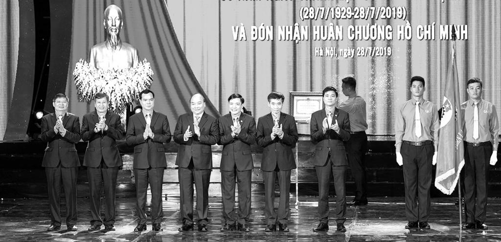 Số 210 (7.558) Thứ Hai 29/7/2019 Công đoàn là sợi dây nối Đảng, Nhà nước với công nhân lao động l Thủ tướng Nguyễn Xuân Phúc trao Huân chương Hồ Chí Minh cho Công đoàn Việt Nam.