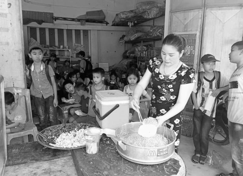 kiến cảnh học sinh đến trường với cái bụng rỗng, thầy Lương Văn Bá đã bàn với vợ mở quán ăn sáng miễn phí, phục vụ những học sinh có hoàn cảnh khó khăn.