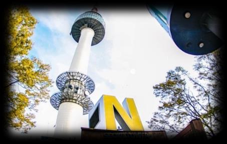 Ăn trưa, tiếp tục tham quan: Tháp NamSan Seoul tọa lạc trên núi Namsan mang đến cho du khách những góc nhìn toàn cảnh của thành phố, và đã