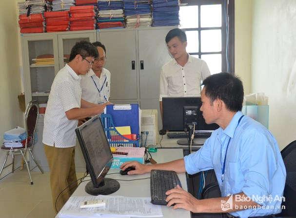 Kiểm tra đột xuất tại xã Tiền Phong và UBND huyện Quế Phong, đoàn kiểm tra liên ngành của tỉnh kết luận, công chức xã Tiền Phong chấp hành nghiêm thời gian làm việc.