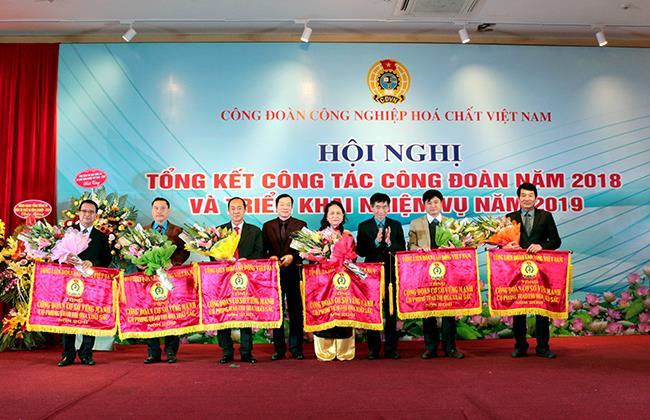 Với những thành tích đạt được trong năm 2018, Công đoàn Công ty Cổ phần Supe Phốt phát và Hóa chất Lâm Thao đã được Tổng Liên đoàn lao động Việt Nam đã trao tặng Cờ thi đua và Bằng khen cho một cá