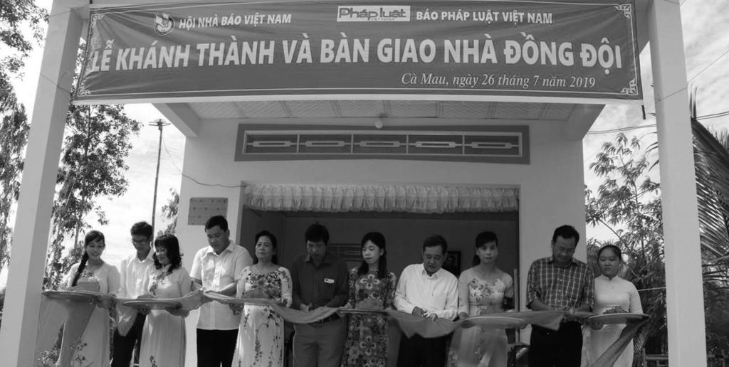 đồng đội đã được Báo PLVN phối hợp Hội Nhà báo Việt Nam trao cho thân nhân Anh hùng Lực lượng vũ trang, Liệt sỹ, Nhà báo Nguyễn Mai tại ấp Rau Dừa, xã Hưng Mỹ, huyện Cái Nước, tỉnh Cà Mau.