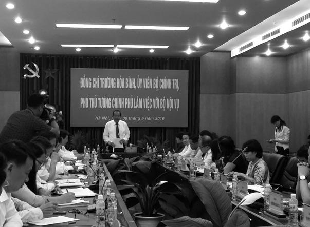 Chú trọng cải cách tiền lương Làm việc với Bộ Nội vụ sáng qua (6/6), Phó Thủ tướng Chính phủ Trương Hòa Bình đề nghị: Kế hoạch cải cách hành chính giai đoạn 2 đã được Chính phủ phê duyệt.
