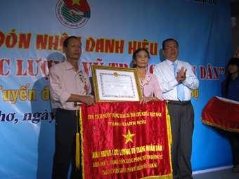 Liên đội 1 TNXP Tây Nam Bộ tuyến đường 1-C vinh dự được nhận danh hiệu Anh hùng Lực lượng vũ trang nhân dân năm 2011. Ảnh: Q.