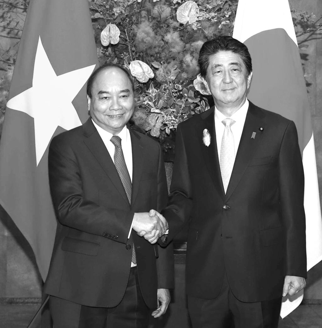 Việt Nam - Nhật Bản ký kết nhiều văn kiện quan trọng Trong khuôn khổ tham dự Hội nghị Cấp cao G20 và thăm Nhật Bản, ngày 1/7, tại Phủ Thủ tướng Nhật Bản, Thủ tướng Chính phủ Nguyễn Xuân Phúc đã hội