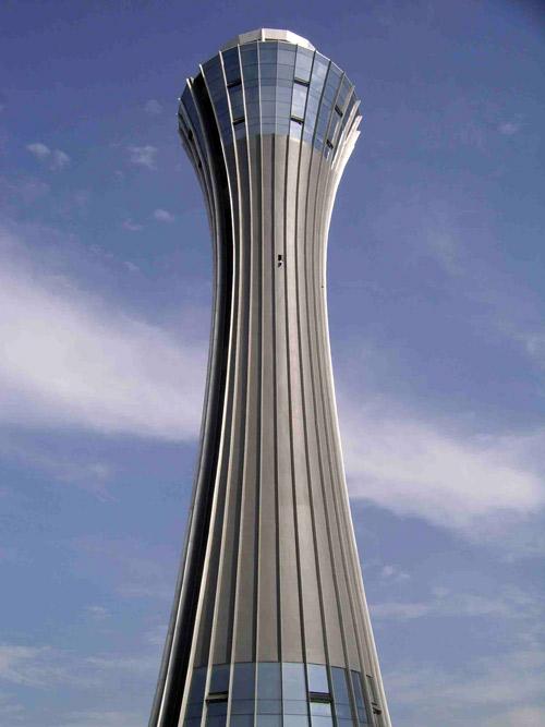 Để chuẩn bị cho Thế vận hội 2008, một Nhà ga hành khách số 3 mới, hoàn thành với một tháp điều khiển không lưu mới, đã được bổ sung vào qui hoạch cho Sân bay Quốc tế Bắc Kinh (PEK).
