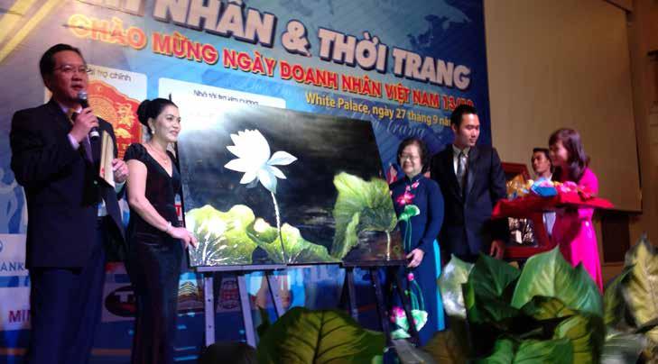 Bà Kim Oanh đấu giá thành công bức tranh Hoa Sen để ủng hộ