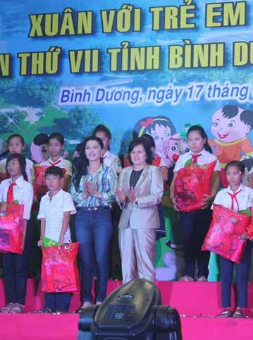 Bà Đặng Thị Kim Oanh trao tặng 100 triệu đồng cho