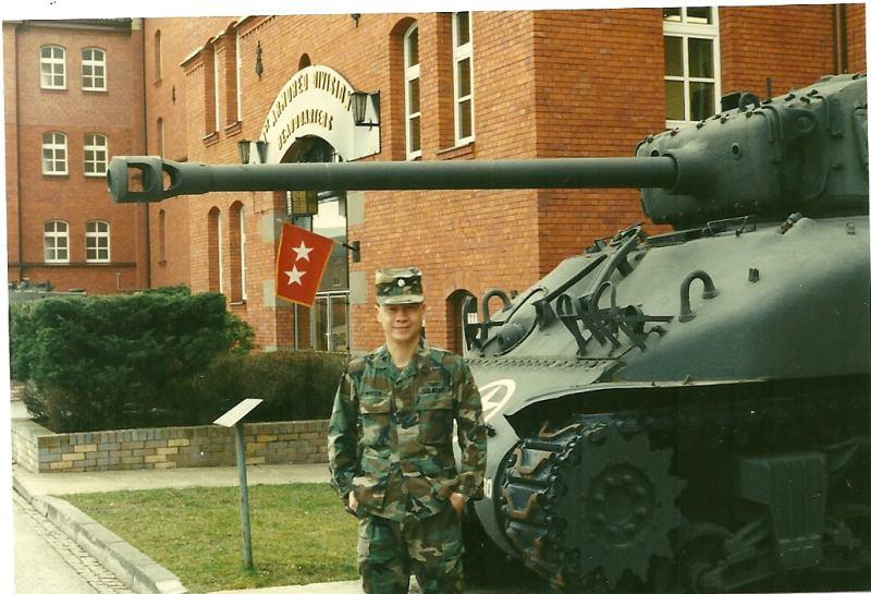 MÔT NGÀY TRONG ĐỜI SỐNG CỦA MÔT Y SĨ TRƯỞNG SƯ ĐOÀN HOA KỲ (Ký ức thời điểm cuối năm 1990 khi phục vụ ở Sư Đoàn 1 Thiết giáp đóng ở Ansbach, West Germany) Tác giả : Nguyễn Dương JJR 62 Y sĩ Trưởng Sư