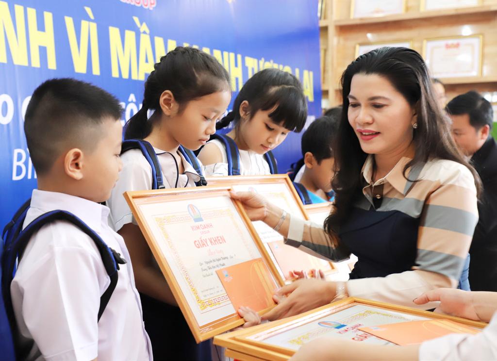 Hoạt động doanh nghiệp Kim Oanh Group trao học bổng cho con em cán bộ nhân viên Ngày 28-7-2019, tại trụ sở Kim Oanh Group (tỉnh Bình Dương) đã diễn ra chương trình Vì mầm xanh tương lai trao học bổng