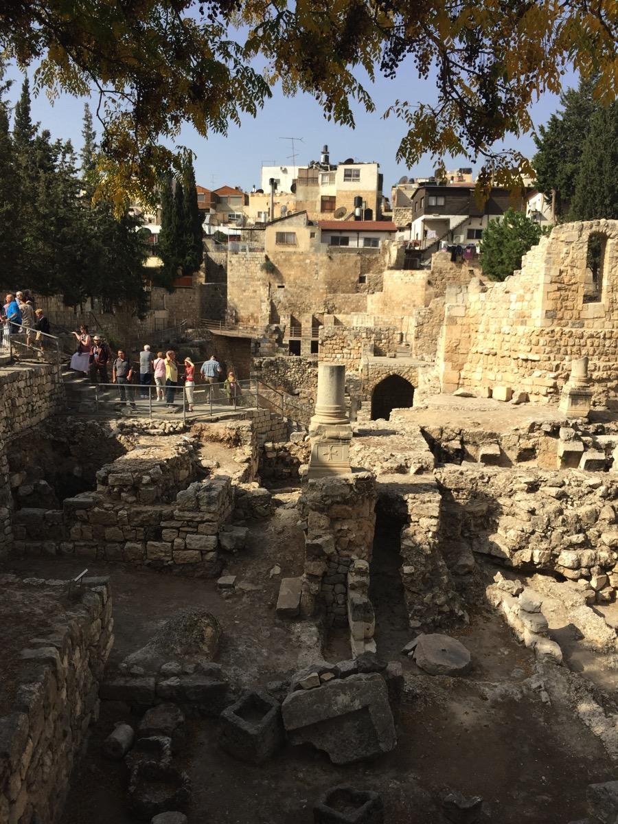 Quay trở về nội thành Jerusalem, chúng ta đi thăm Bethesda là nơi Chúa đã làm phép lạ chữa người tê liệt bên cạnh giếng nước vì anh ta không làm sao đi xuống ngâm mình trong giếng nước đó được vì tật