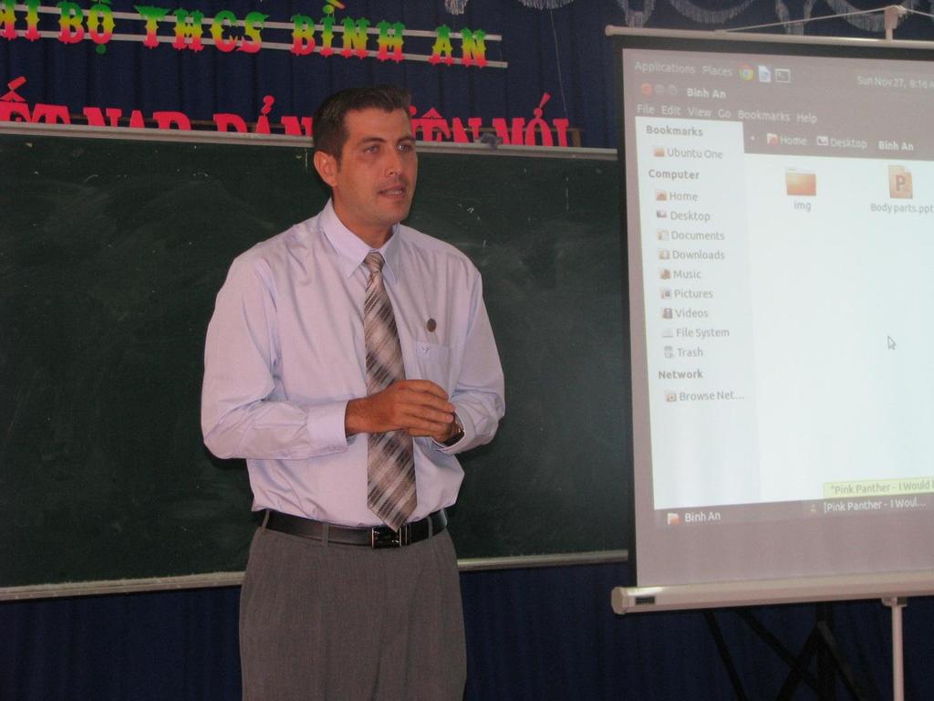 Giáo viên nước ngoài đang giảng dạy tại trường THCS