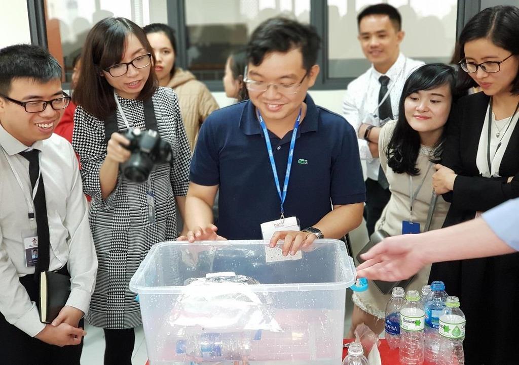 TẾ Ông Tony - đến từ tổ chức Saigon Scientists đang trực tiếp đào tạo các giáo viên/nhân viên của hệ thống SIS SIS Hạ Long tham gia vào Chương trình Giải thưởng STEM CREST Hệ thống các Trường Quốc tế