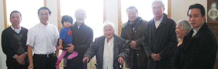 Cụ Bà Nguyện Thị Thọ: Cụ Bà trên 93 tuổi, bà đi đứng nhanh nhẹn lưng không