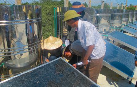 Cá được ướp muối tại thùng chứa cá sau 2 ngày đã tạo ra nước ban đầu phía dưới thùng được đưa qua hệ thống lọc và bơm vào tấm thu năng lượng mặt trời bằng bơm tuần hoàn.