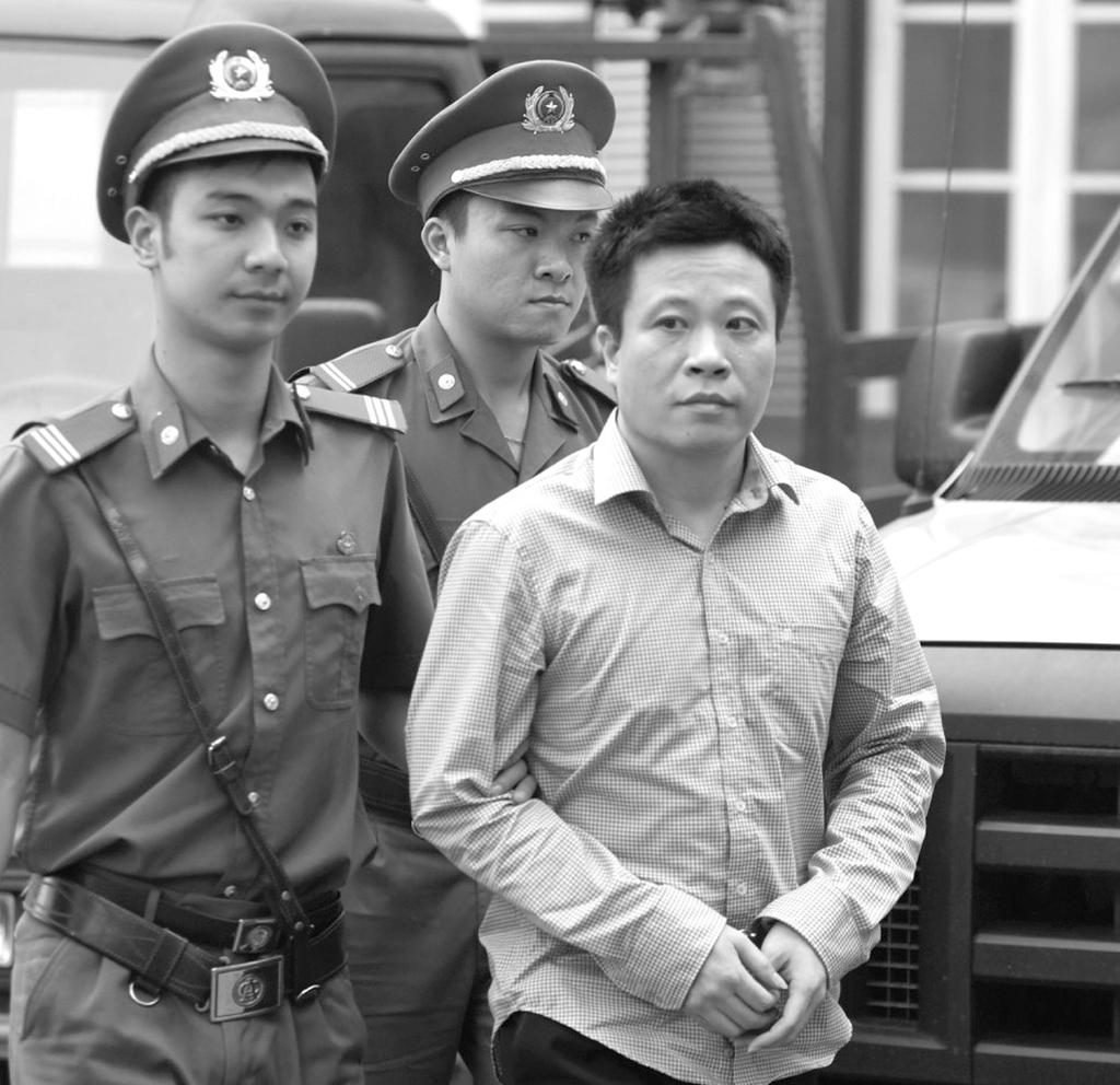 Minh Chí (19 tuổi, ngụ xã Huyền Hội, huyện Càng Long) về hành vi hiếp dâm. Theo điều tra, Chí và em Y (18 tuổi, ngụ cùng xã) có quen biết nhau.
