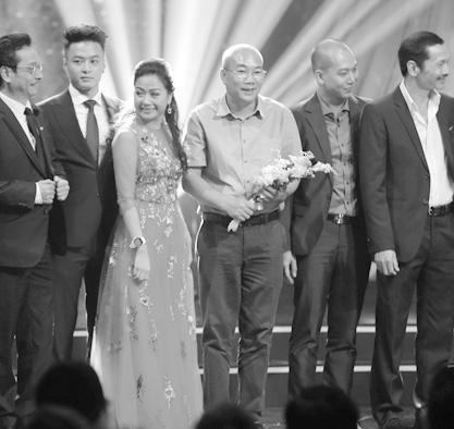 Lần đầu tiên trong lịch sử VTV Awards, hạng mục Dẫn chương trình ấn tượng đã không thuộc về nhân sự của nhà đài mà là sở hữu của một MC tự do kiêm diễn viên hài Thành Trung với chương trình về thể