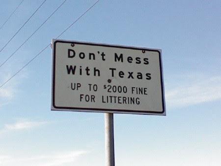 Biển báo thường thấy trên xa lộ Texas Khẩu hiệu của tiểu bang Texas là "Don't Mess with Texas" như một lời khuyến cáo khách du lịch (không xả rác trên xa lộ) đừng lộn xộn với tiểu bang Texas vì hậu