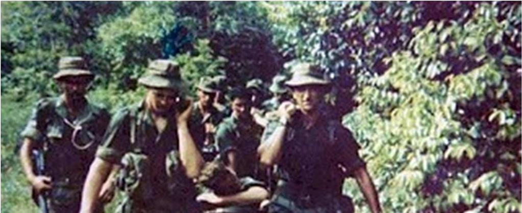 Lính Úc bị thương trong trận chiến Long Tân 18/8 và 19/8/1966 Khoảng 03:30PM chiều ngày 18/8/1966, tiểu đội 11 của trung đoàn 6 đang đi kiểm soát trong khu rừng cao su gần xã Long Tân thì đụng một