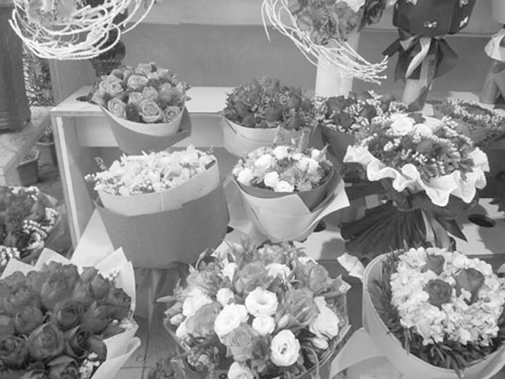 Cận kề Ngày lễ Valentine (Lễ Tình nhân), thị trường quà tặng đang trở nên sôi động với sự đa dạng từ hoa hồng cho đến sôcôla Sôcôla và hoa tươi đắt hàng Tại thị trường Hà Nội, quà tặng phục vụ Ngày