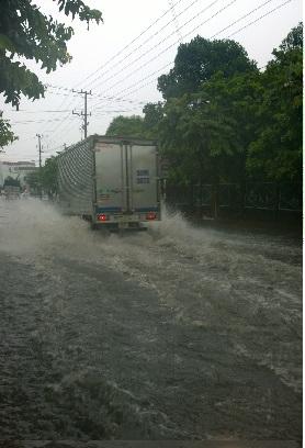 .........ông Nguyễn Văn Mỹ, người dân ở đường ĐT743A, phường Tân Đông Hiệp, phản ánh vào mùa mưa, khi trời mưa to khoảng 30 phút đoạn đường này thường bị ngập nặng.