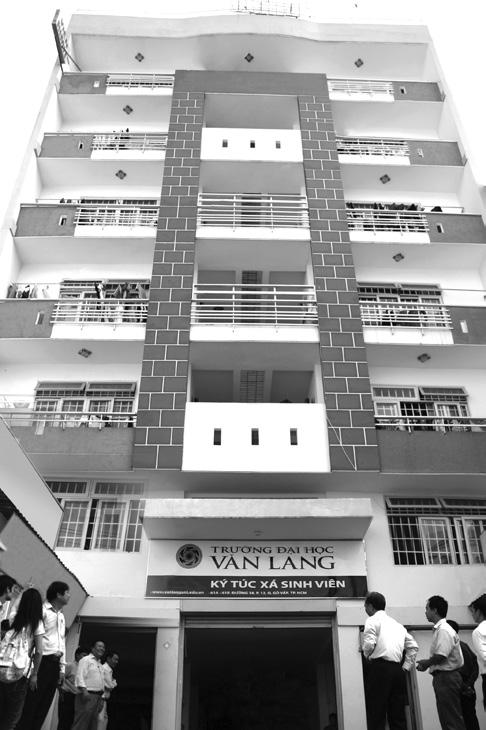 Ký túc xá 160/63A-B Phan Huy Ích, P. 12, Q. Gò Vấp, Tp. Hồ Chí Minh Ký túc xá của Trường chính thức hoạt động từ năm học 2009-2010, có 6 tầng, 82 phòng, 600 chỗ ở với diện tích sàn xây dựng 2.417 m 2.