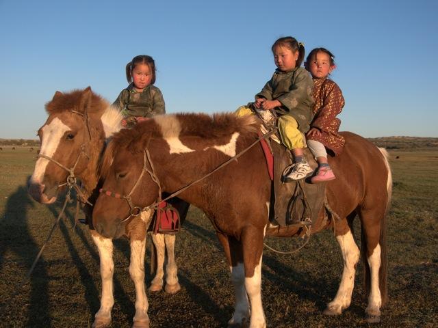 Những em bé Mông Cổ học
