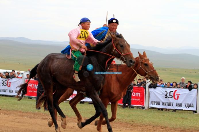 Và tham gia các cuộc đua ngựa ngay từ khi còn nhỏ Mông Cổ là một trong số ít những vùng đất vẫn giữ được vẻ đẹp hoang sơ, một nơi huyền diệu để trải nghiệm trên lưng ngựa.