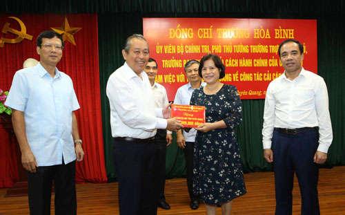 Phó Thủ tướng Thường trực Chính phủ Trương Hoà Bình trao 200 triệu đồng cho Hội Khuyến học tỉnh Tuyên Quang.