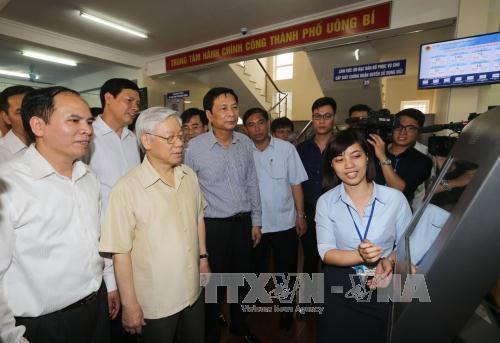 Tổng Bí thư Nguyễn Phú Trọng thăm Trung tâm hành chính công thành phố Uông Bí.