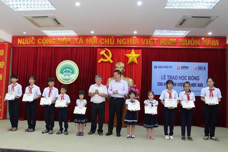 suất trị giá 1 triệu đồng cho các học sinh có hoàn cảnh khó khăn vươn lên trong học tập trên địa bàn huyện Hàm Tân, tỉnh Bình Thuận.
