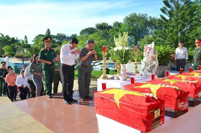 Thông tin tư liệu Bình Thuận Tháng 09 năm 2018-30 - Thắp hương tưởng nhớ công ơn các liệt sĩ đã hy sinh vì độc lập tự do của Tổ quốc.