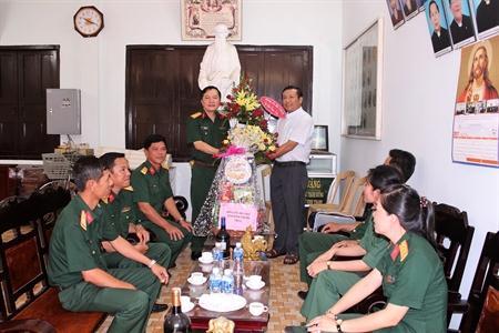 Thông tin tư liệu Bình Thuận Tháng 09 năm 2018-31 - Đoàn cũng gửi lời cảm ơn các vị linh mục, bà con giáo dân thời gian qua đã tạo điều kiện hỗ trợ, giúp đỡ cán bộ, chiến sĩ lực lượng vũ trang tỉnh