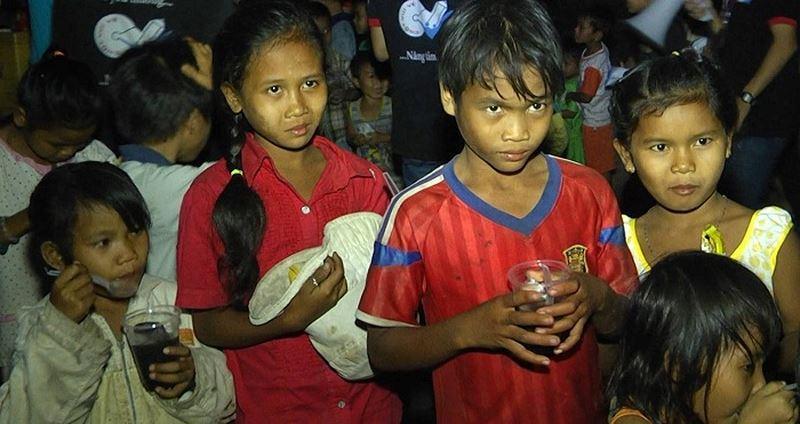Thông tin tư liệu Bình Thuận Tháng 09 năm 2018-42 - Các em nhỏ được nhận quà trung thu và cùng nhau ăn uống vui vẻ (Ảnh: tác giả cung cấp).