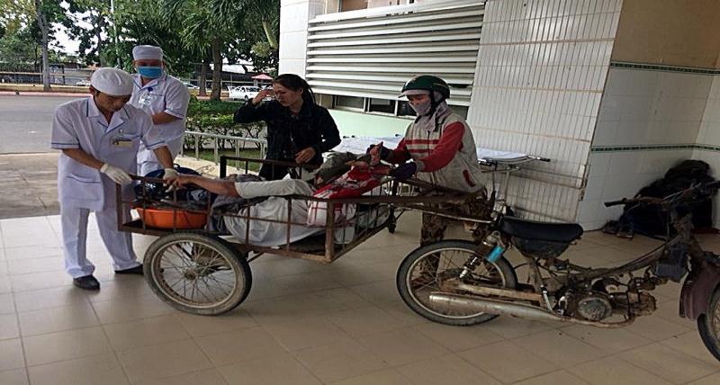Thông tin tư liệu Bình Thuận Tháng 09 năm 2018-54 - Bệnh nhân được đưa đến từ Tánh Linh trên chiếc xe lôi dùng để chở khoai mì cũ nát với đoạn đường hơn 70 cây số và vết thương chân phải đã nhiễm