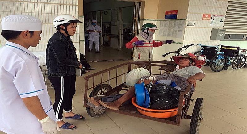 Vượt hơn 70 cây số bằng xe lôi đến bệnh viện Hơn một tháng trước, ông Trần Quốc Dũng (51 tuổi) đang đi trên đường tại xã Suối Kiết, Tánh Linh thì bất ngờ bị một chiếc xe máy tông ngã xuống đường bất