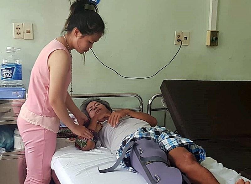 Con gái ông Dũng là Trần Thị Kim Trang (19 tuổi) phải bỏ việc nuôi cha.